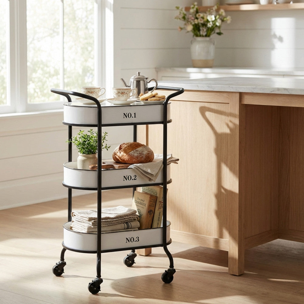 Carrello Chile in acciaio bianco a tre ripiani ambientato in una cucina luminosa con accessori da tè.