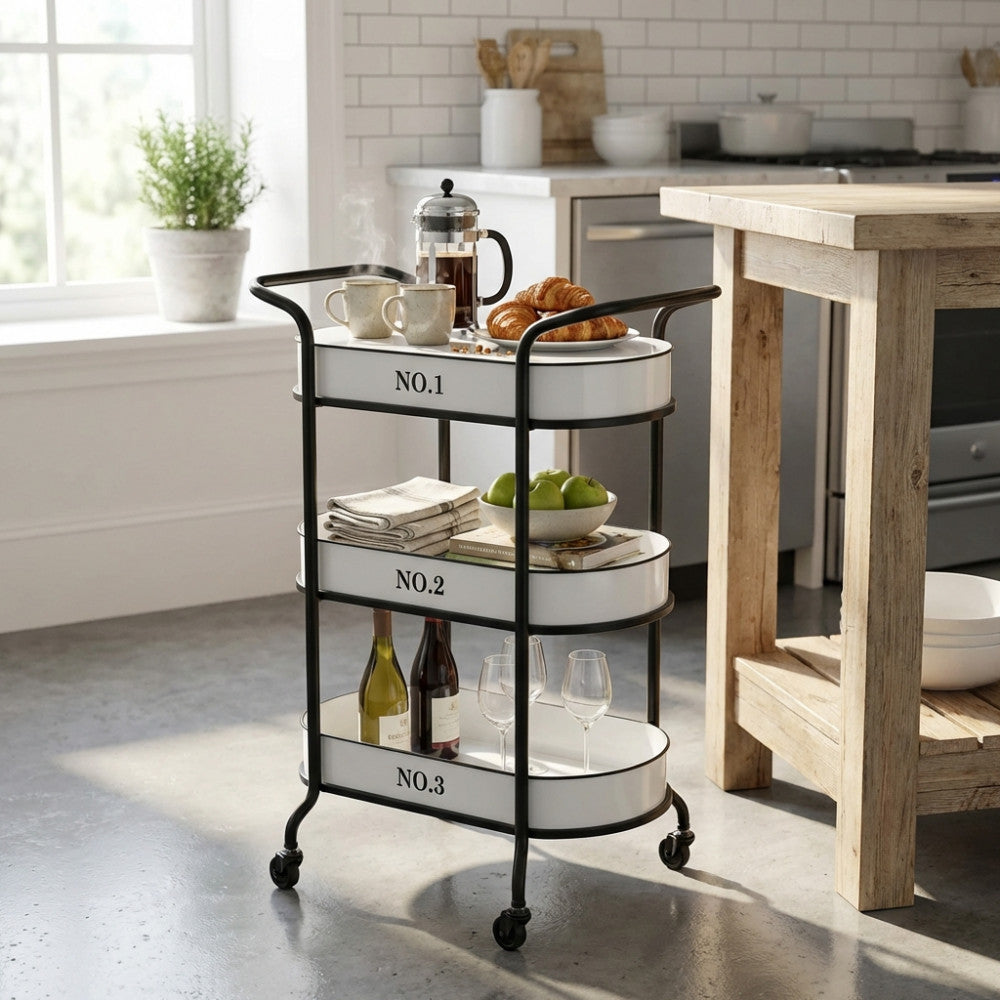 Carrello in acciaio bianco e nero utilizzato come stazione per la colazione con caffè e croissant in cucina.