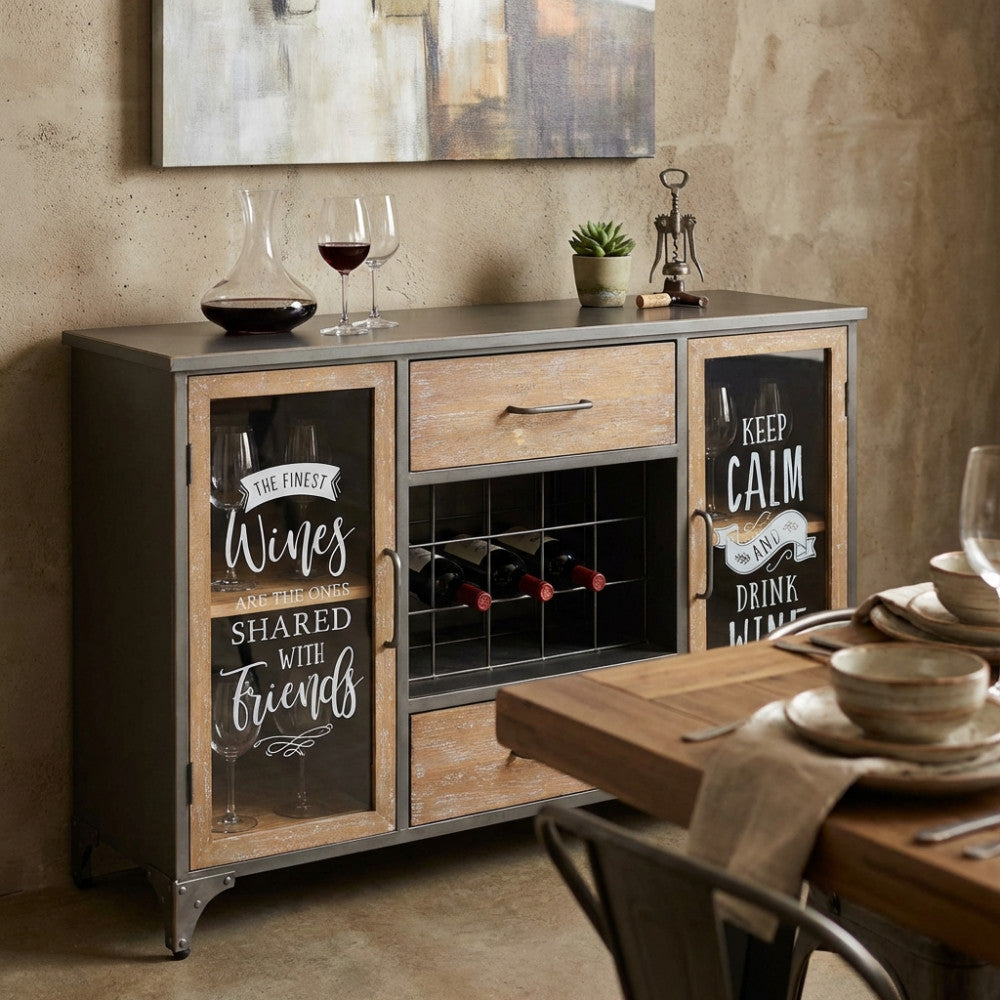Dettaglio della credenza industriale Christian inserita in una sala da pranzo con tavolo in legno massello.