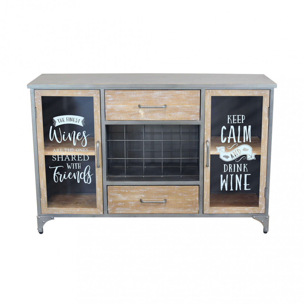 Vista frontale ravvicinata della credenza Christian, focalizzata sui cassetti in legno e la griglia portabottiglie.