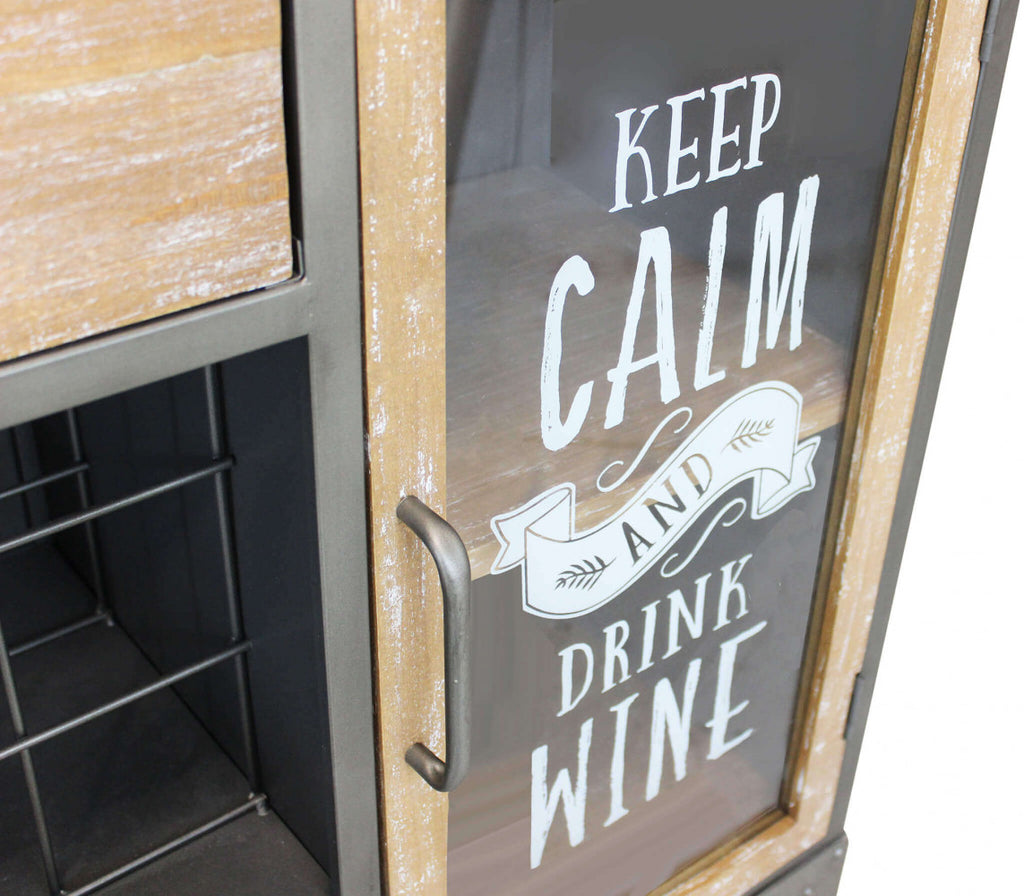 Dettaglio dell'anta in vetro con grafica bianca Keep Calm and Drink Wine e maniglia in metallo anticato.