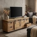 Porta TV Clement in legno marrone e metallo inserito in un elegante salotto moderno con divano grigio e decorazioni floreali.