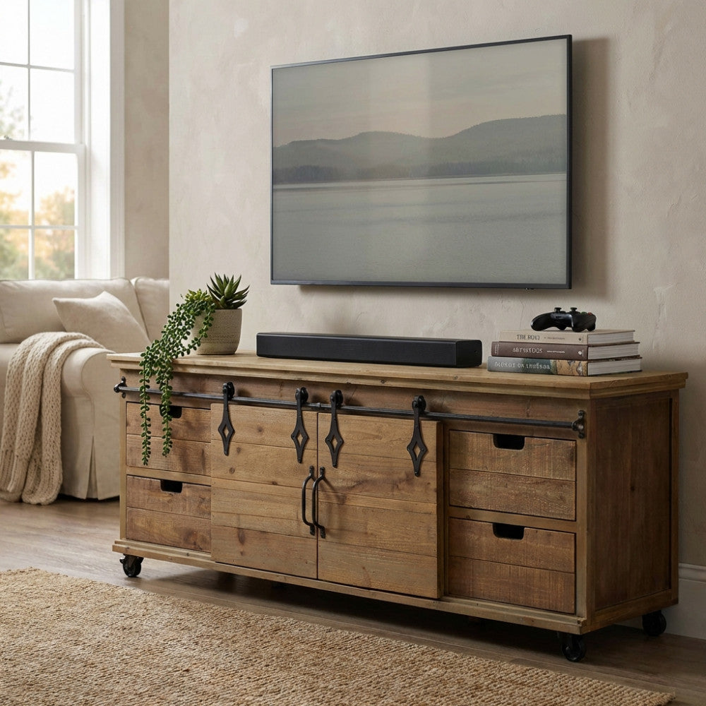 Porta TV Clement ambientato in un living luminoso, con soundbar e dettagli in metallo scuro in primo piano.