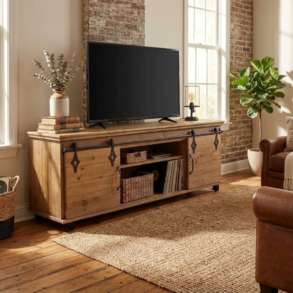 Ambientazione rustico-industriale con il Porta TV Clement posizionato contro una parete in mattoni a vista, con vani centrali aperti.