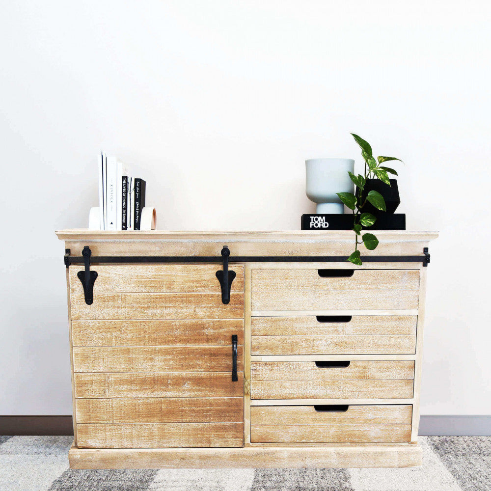 Credenza COLUM inserita in un contesto minimalista con decorazioni contemporanee.