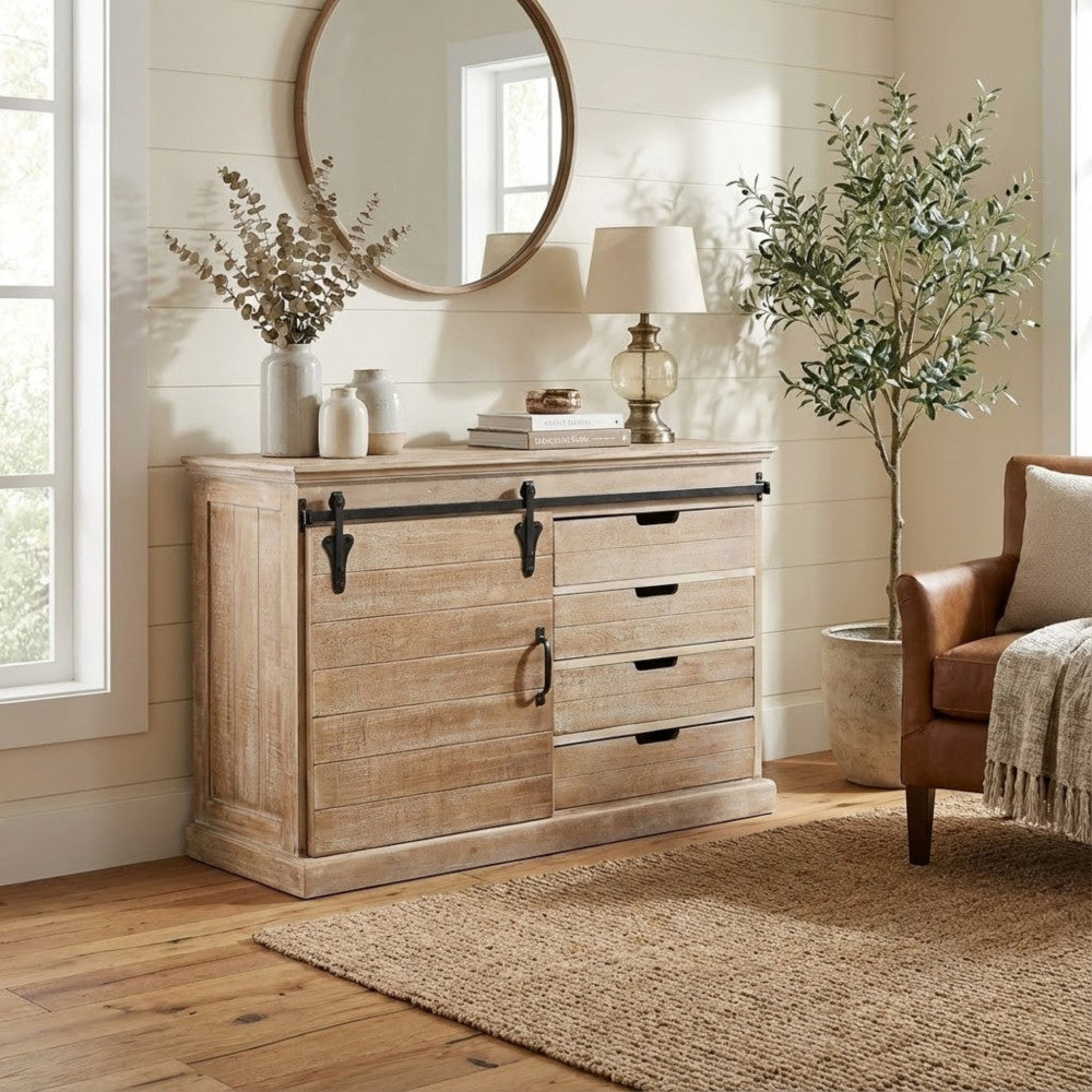 Credenza COLUM in un accogliente salotto con tappeto in juta e poltrona in pelle.