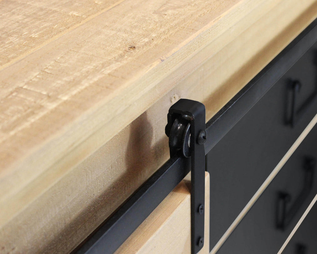 Dettaglio del Mobile Cordell, un arredo robusto in legno e metallo ideale per esporre e organizzare | Albert Stock