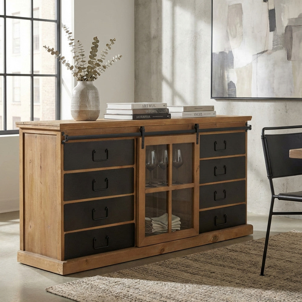 Credenza industriale in legno e acciaio con anta scorrevole centrale e cassetti neri, ambientata in un soggiorno luminoso.