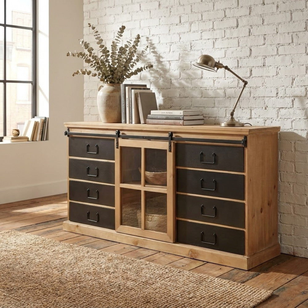 Credenza inserita in un contesto loft con parete in mattoni bianchi, tappeto in iuta e decorazioni dal sapore rustico.