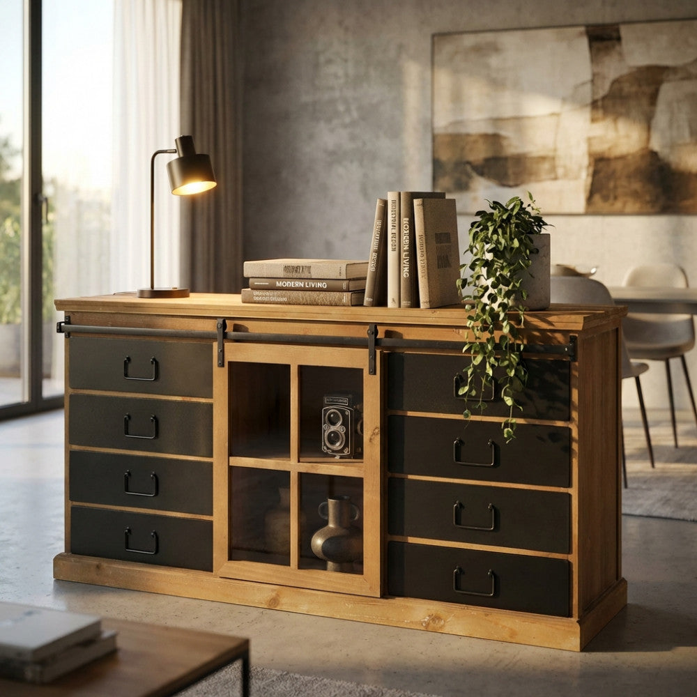 Vista frontale della credenza in legno e metallo decorata con libri, una lampada da tavolo e una pianta ricadente.