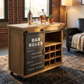 Credenza bar industriale Mobile Curt in legno e acciaio inserita in un elegante salotto con parete in mattoni.