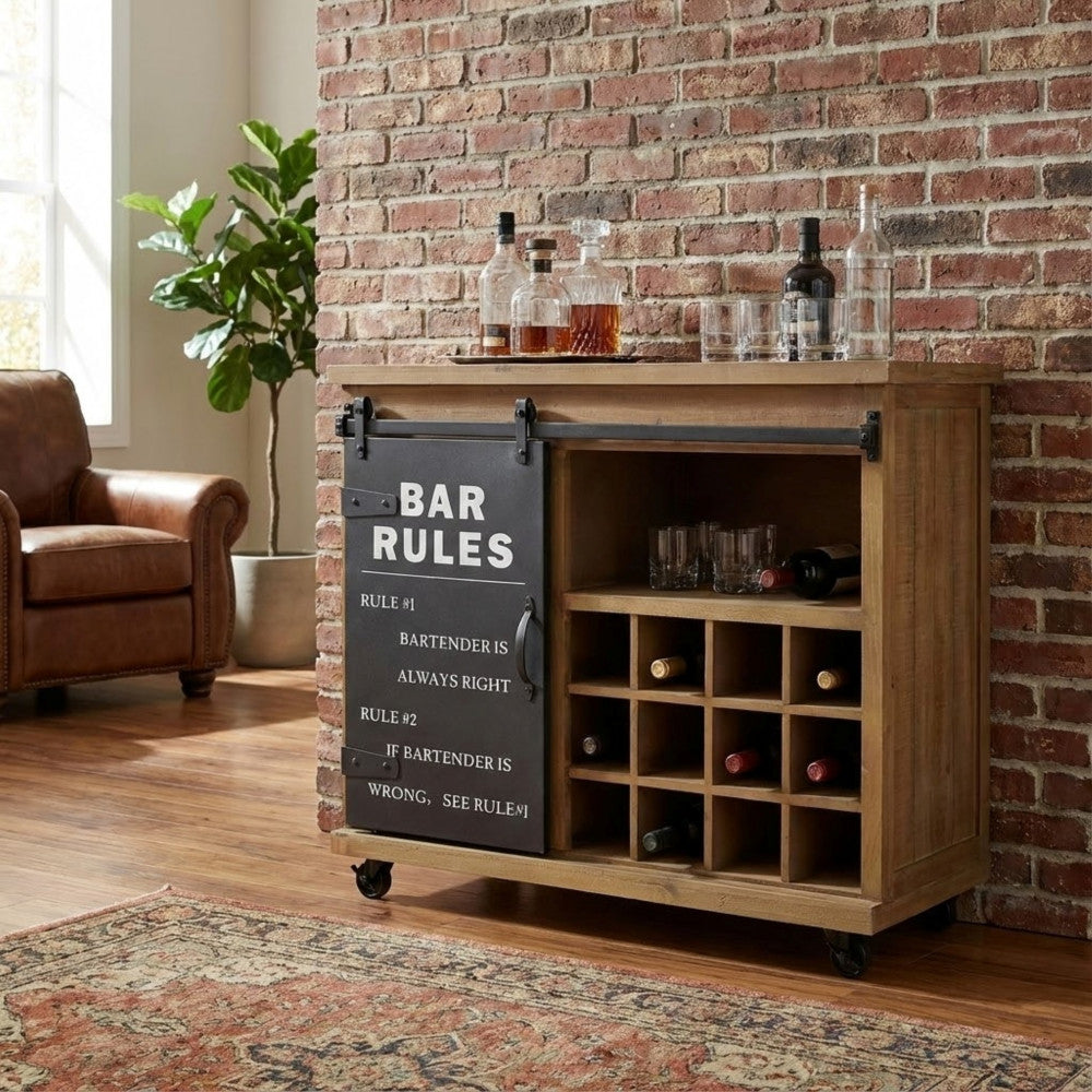 Il mobile bar Curt ambientato in una zona living di lusso, accostato a una poltrona in pelle e pavimenti in parquet.