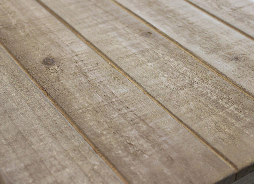 Dettaglio tattile della superficie in legno massiccio, che rivela le venature naturali e la finitura materica.