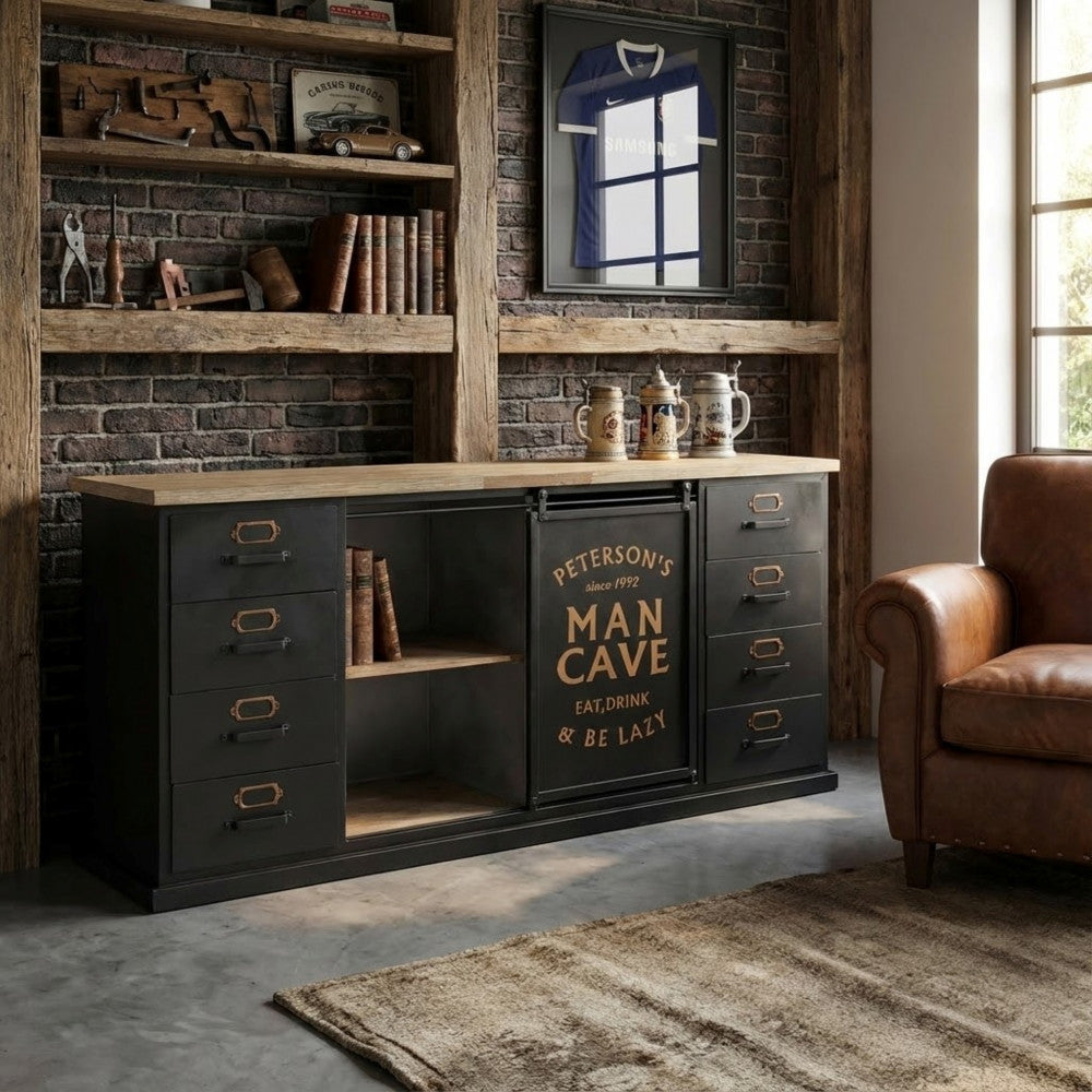 Credenza Mobile Daley inserita in un elegante contesto rustico-industriale con libreria in legno grezzo e decorazioni vintage.