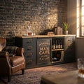 Credenza Mobile Daley in acciaio e legno ambientata in un salotto in stile industriale con parete in mattoni e poltrona in pelle.