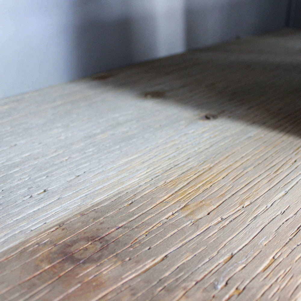 Primo piano della texture del legno massello utilizzato per il top e i ripiani della credenza, mostrando le venature naturali.