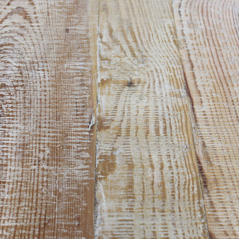 Dettaglio ravvicinato della texture del legno grezzo sulla superficie superiore della cassettiera Damon.