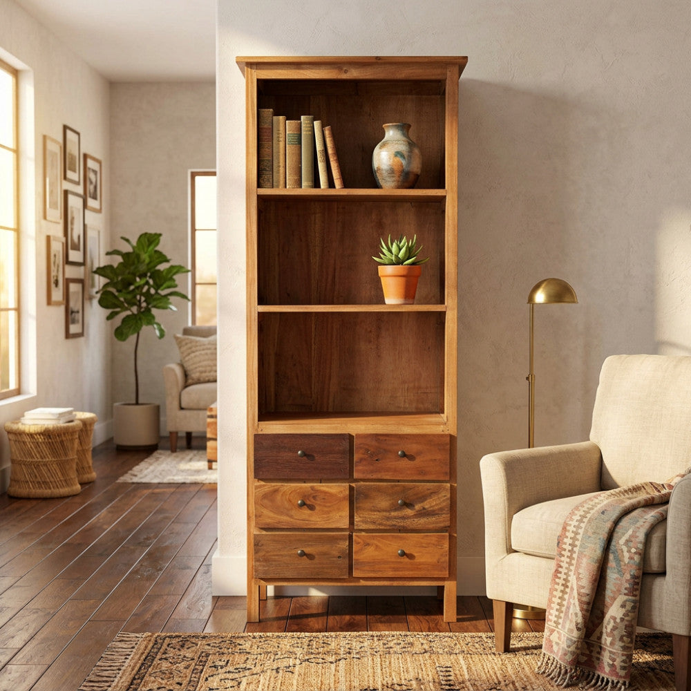 Libreria David in stile arte povera ambientata in un soggiorno luminoso con poltrona beige.