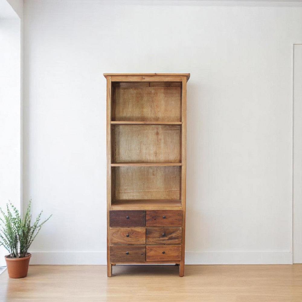 Libreria David posizionata frontalmente contro una parete bianca minimalista in una stanza luminosa.