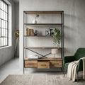 Libreria Delmar in legno e metallo ambientata in un salotto moderno con poltrona in velluto verde.