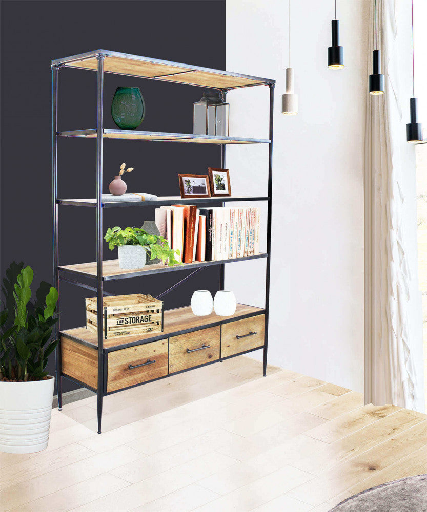 Libreria Delmar allestita con libri, piante e vasi decorativi in un ambiente luminoso e contemporaneo.