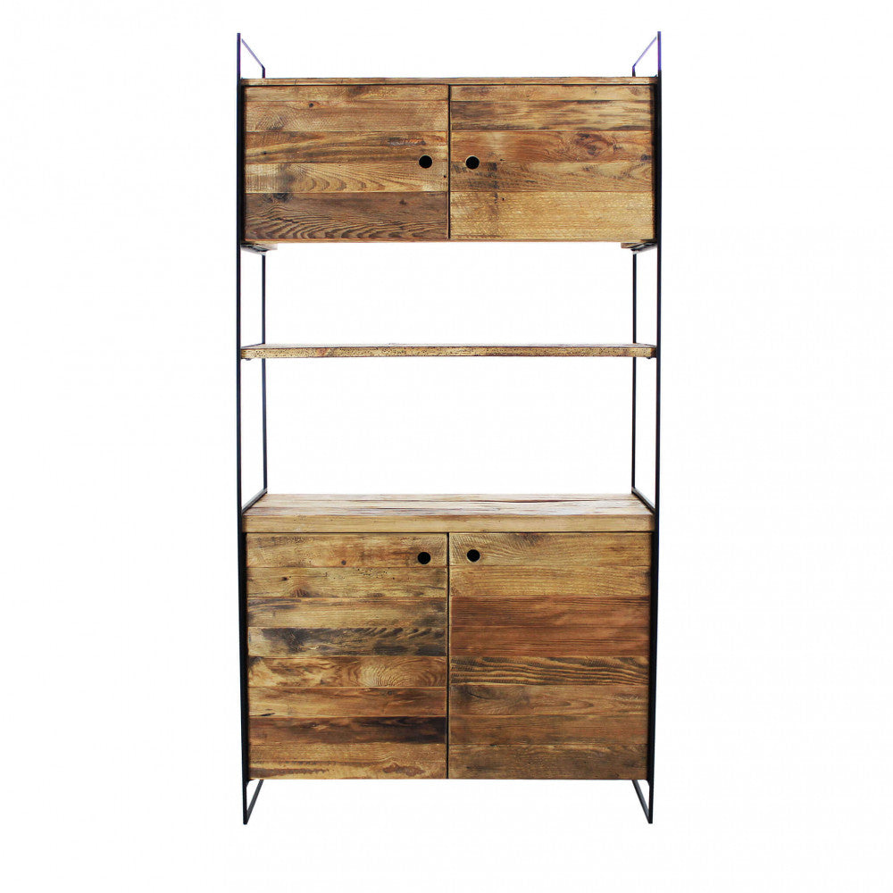 Scatto frontale pulito in studio della credenza chiusa, che ne enfatizza le proporzioni equilibrate e il telaio architettonico in metallo.