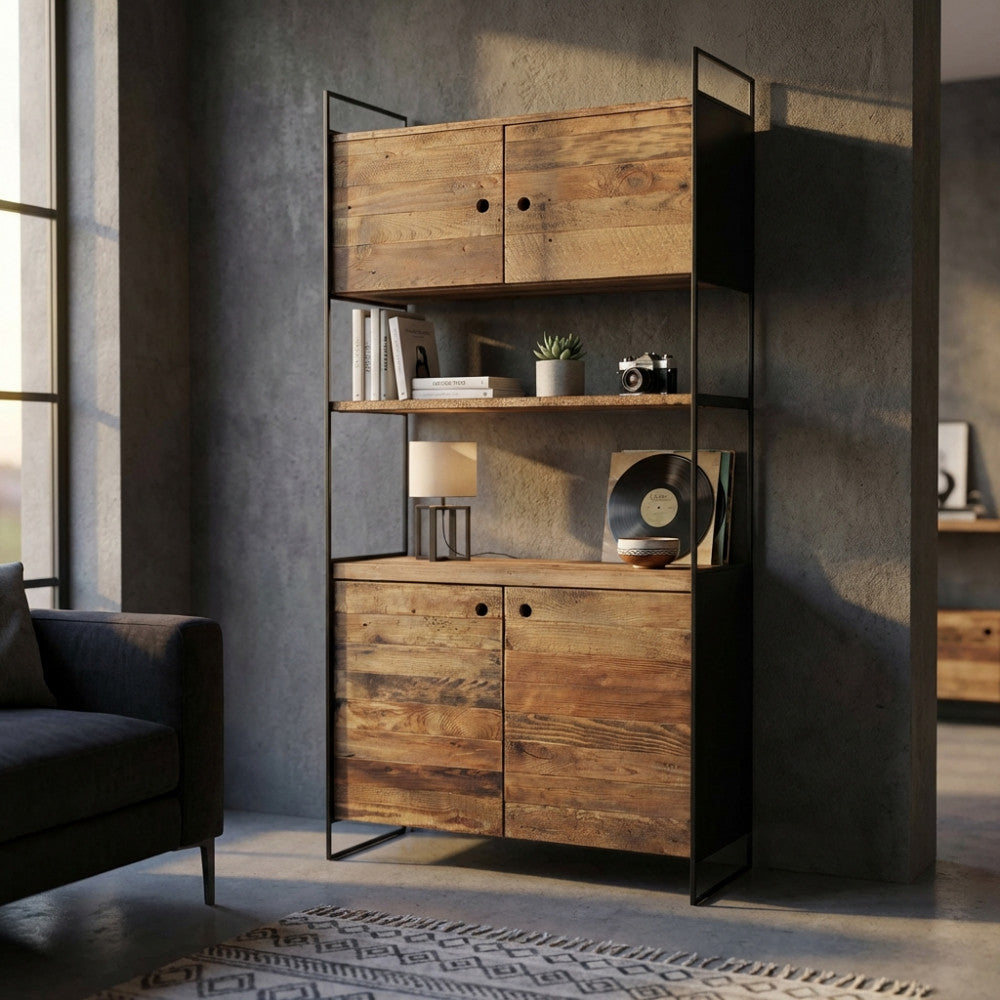 Vista angolata della credenza vintage che mostra la ricca trama del legno di recupero marrone e la struttura in metallo scuro.