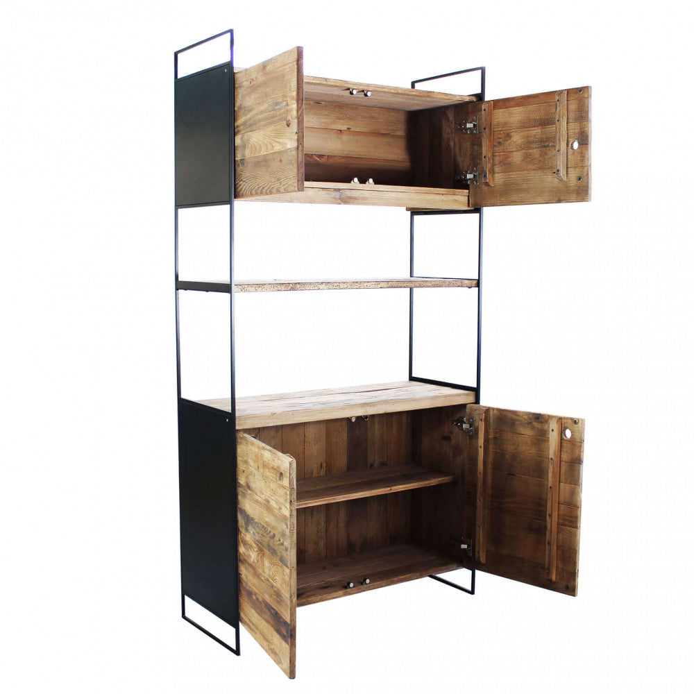 La credenza alta mostrata con le ante in legno superiori e inferiori aperte, rivelando le spaziose mensole interne.