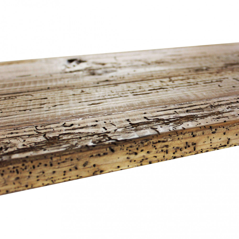 Dettaglio ravvicinato della mensola in pino di recupero, che mette in risalto l'autentica texture del legno invecchiato e i fori naturali.