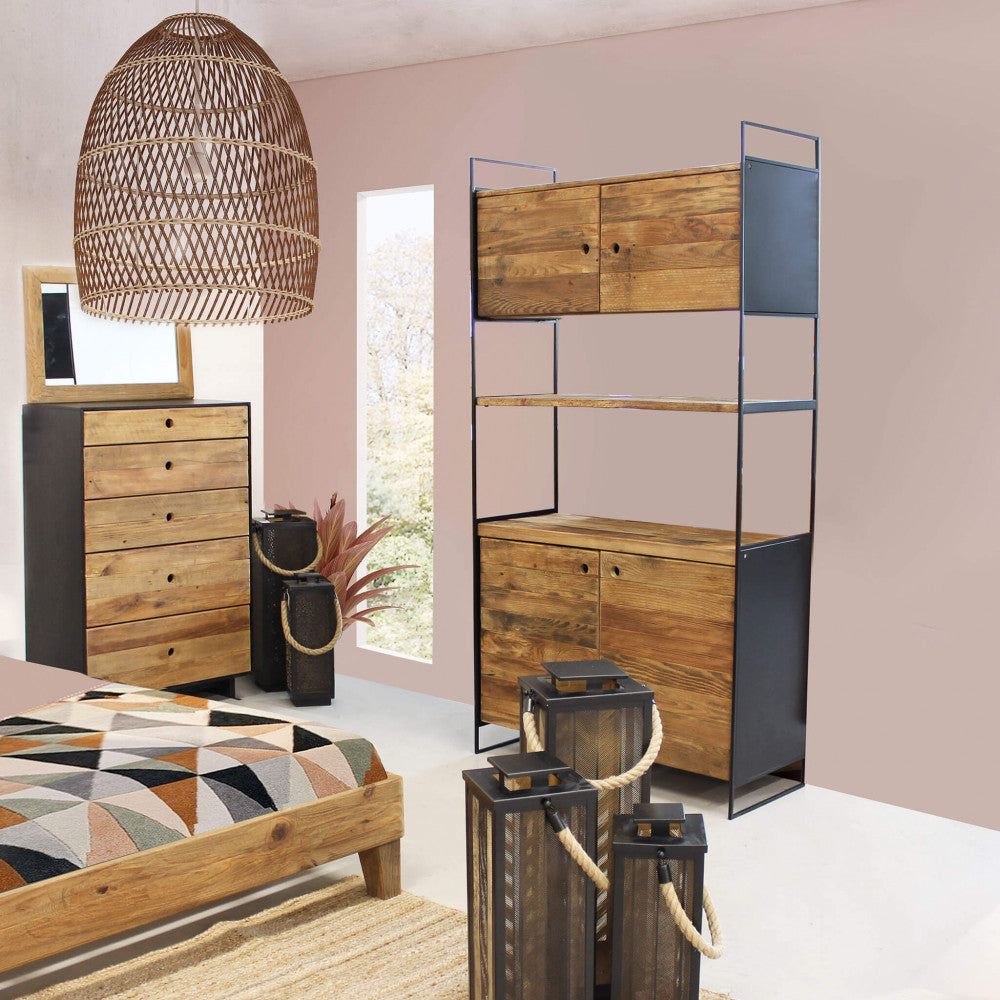 Ambientazione lifestyle in camera da letto con la credenza alta Dennis abbinata ad arredi in pino riciclato e trame intrecciate.