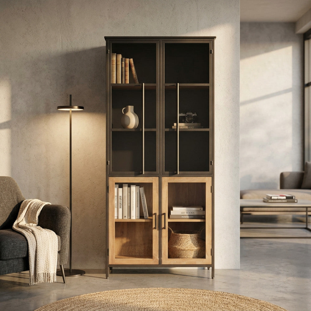 Vista frontale della credenza Derby allestita con libri e vasi, illuminata da luce naturale.