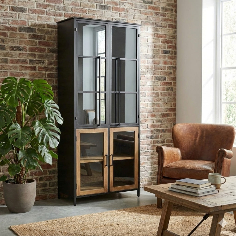 Vetrina industriale Derby inserita in un contesto con parete in mattoni, pianta decorativa e arredi rustici.