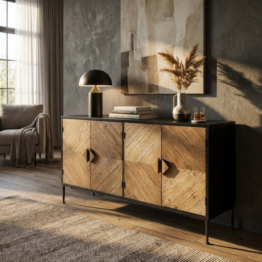Credenza Derek in legno e metallo ambientata in un soggiorno moderno e luminoso, decorata con una lampada nera e fiori secchi.
