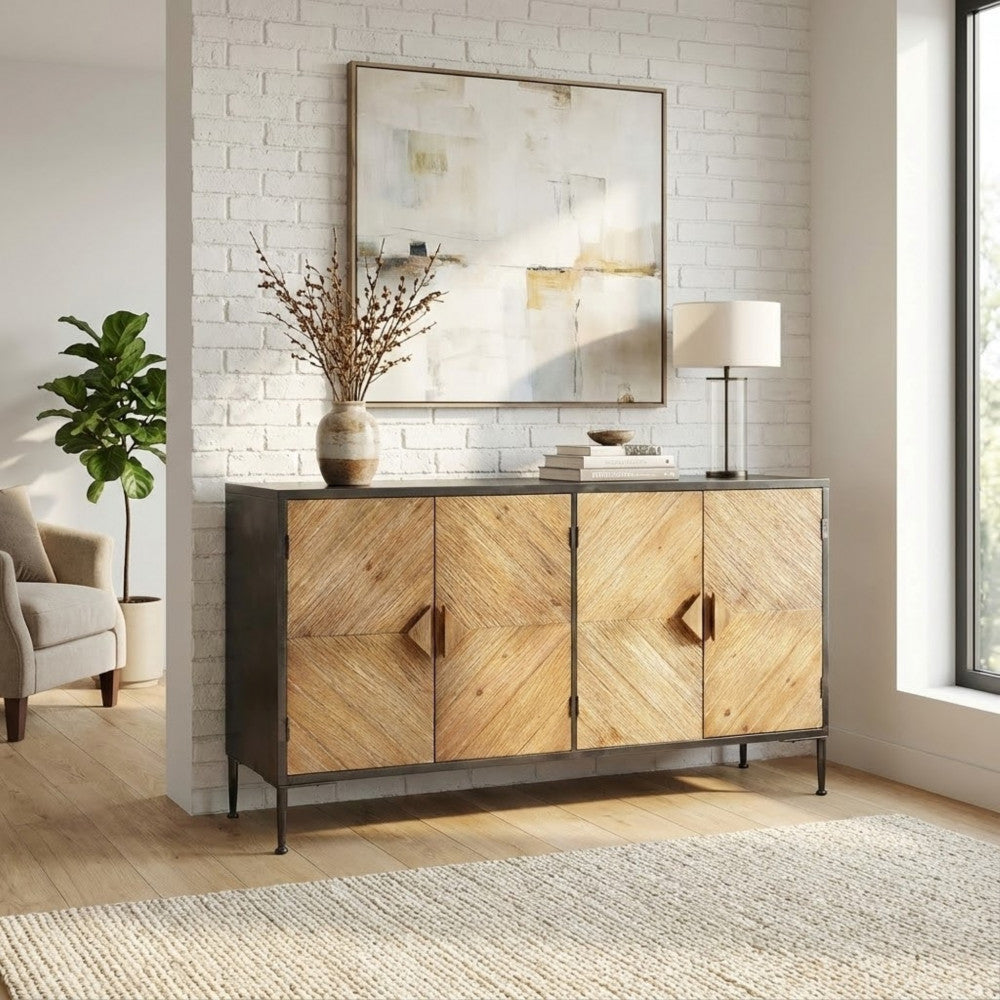 Credenza Derek ambientata in uno spazio living contemporaneo e luminoso con una parete in mattoni bianchi, arte astratta e un tappeto neutro.