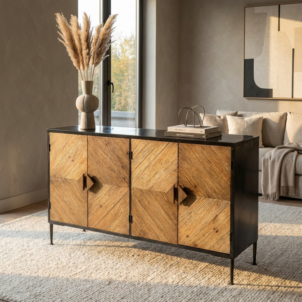 Vista frontale angolata della Credenza Derek che mostra l'intarsio geometrico in legno e la robusta struttura in metallo nero.