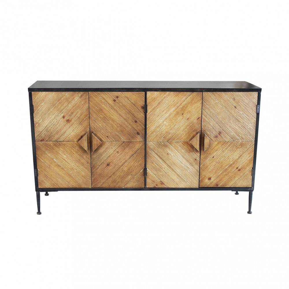 Vista frontale della Credenza Derek che sottolinea il preciso allineamento dei pannelli geometrici in legno e le maniglie personalizzate.