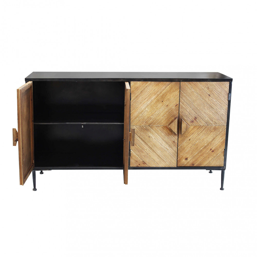 Credenza Derek con l'anta sinistra aperta, illustrando il contrasto tra l'esterno in legno caldo e l'interno nero ed elegante.