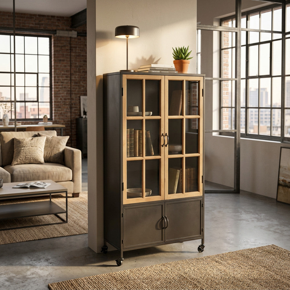 Vetrina Derick in legno e metallo nero ambientata in un loft industriale con divano beige.