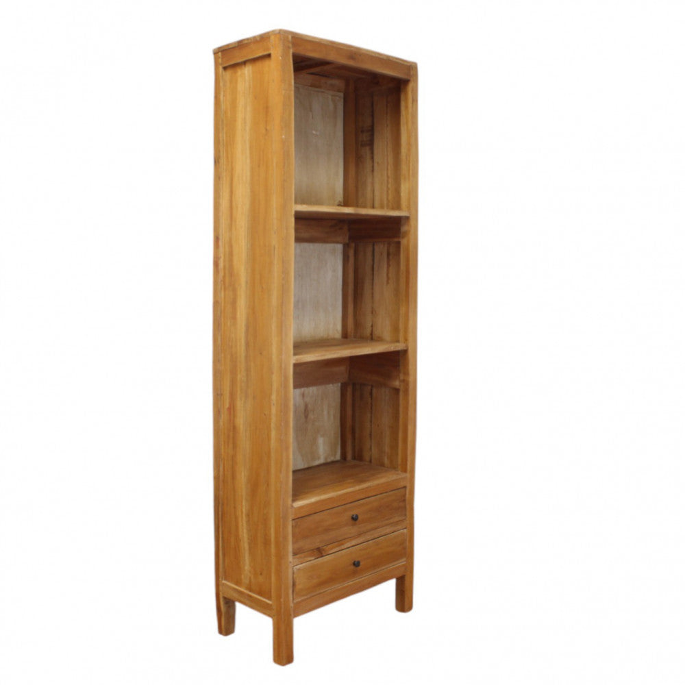 Vista frontale della libreria DEVEREUX in legno massello con tre ripiani e due cassetti.