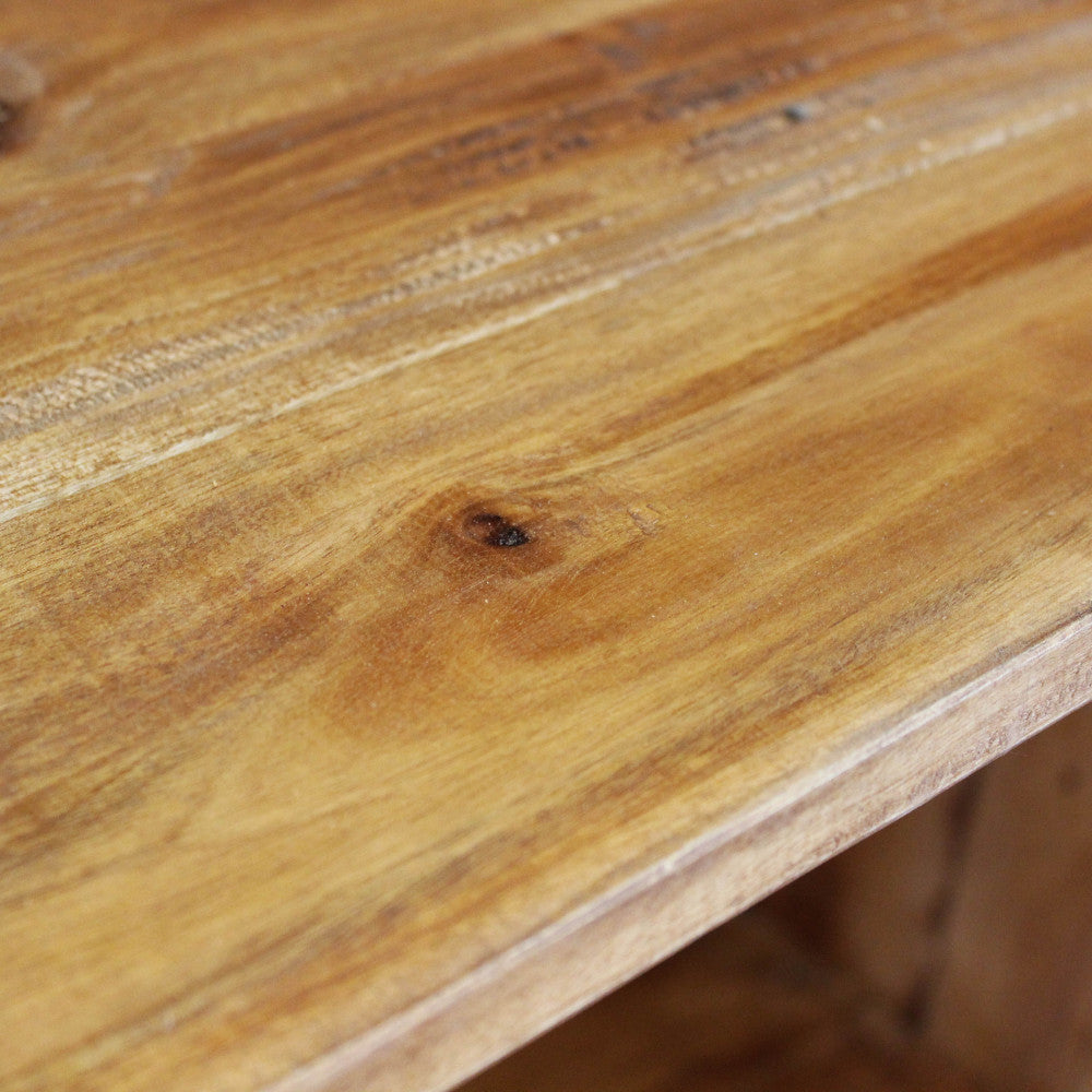 Particolare del ripiano in legno massello marrone della libreria DEVEREUX, evidenziando la finitura tattile.
