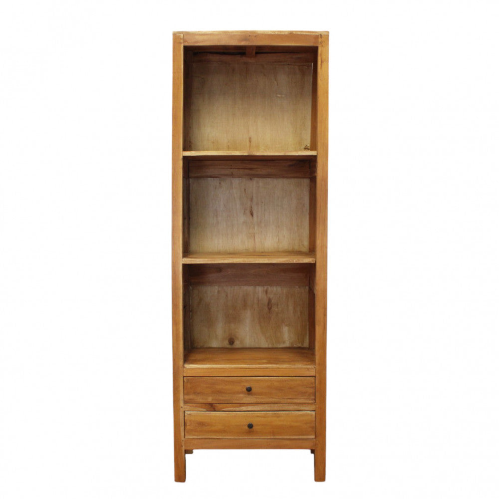 Vista frontale della libreria DEVEREUX vuota, che mostra la profondità dei ripiani in legno.