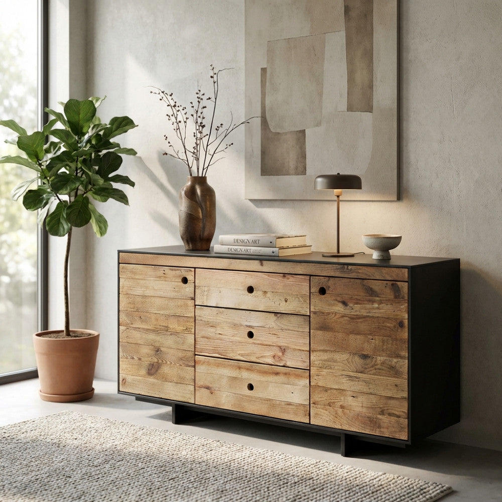 Credenza Devin in legno marrone inserita in un ambiente living elegante con pianta ornamentale.