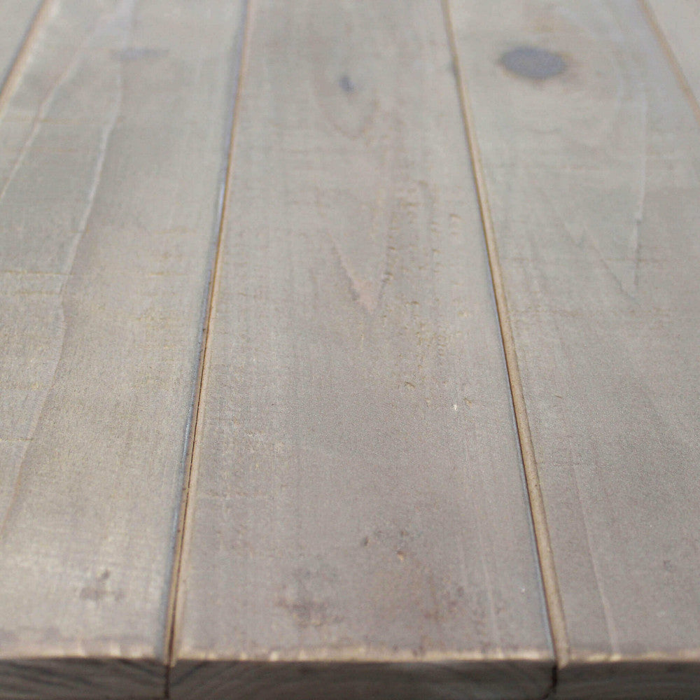 Dettaglio macro della superficie in legno marrone, che mostra le venature naturali e la texture tattile.