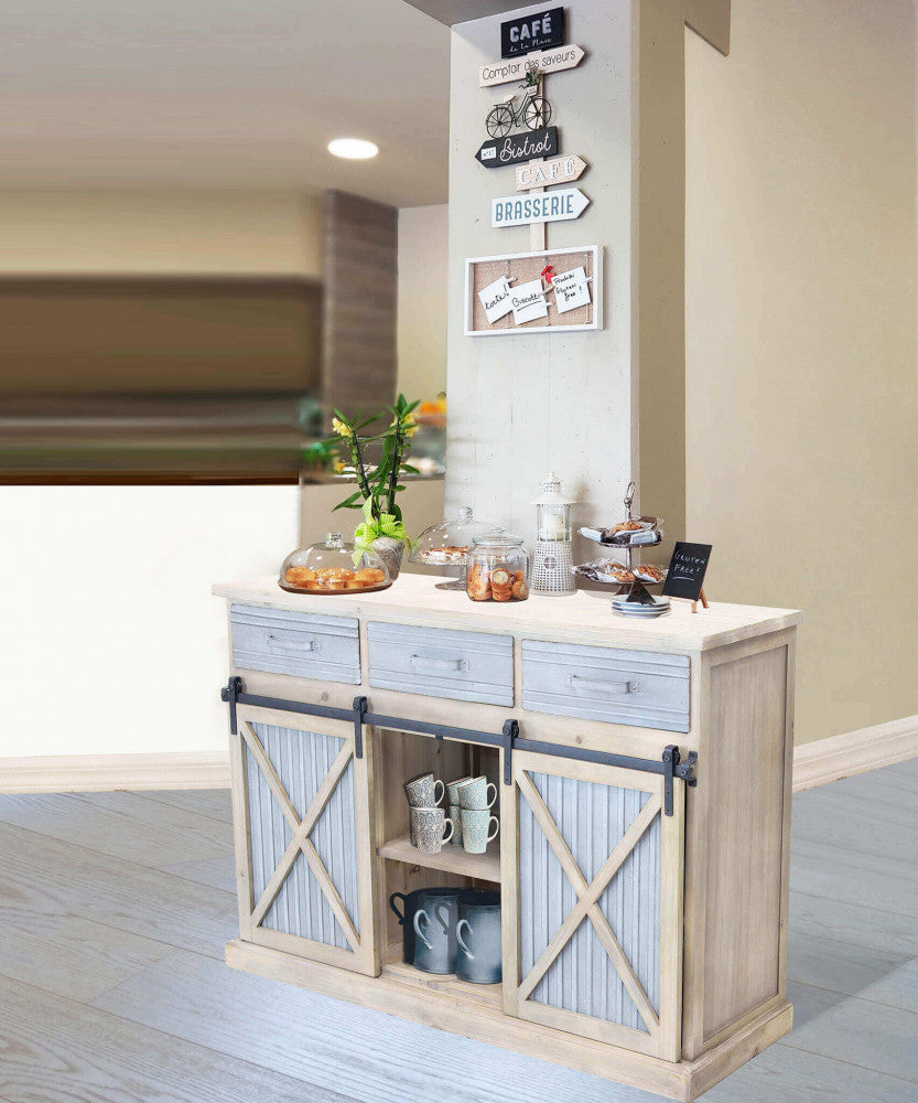 Credenza Dolph allestita in un ambiente in stile bistrot con accessori decorativi e ceramiche sul piano superiore.