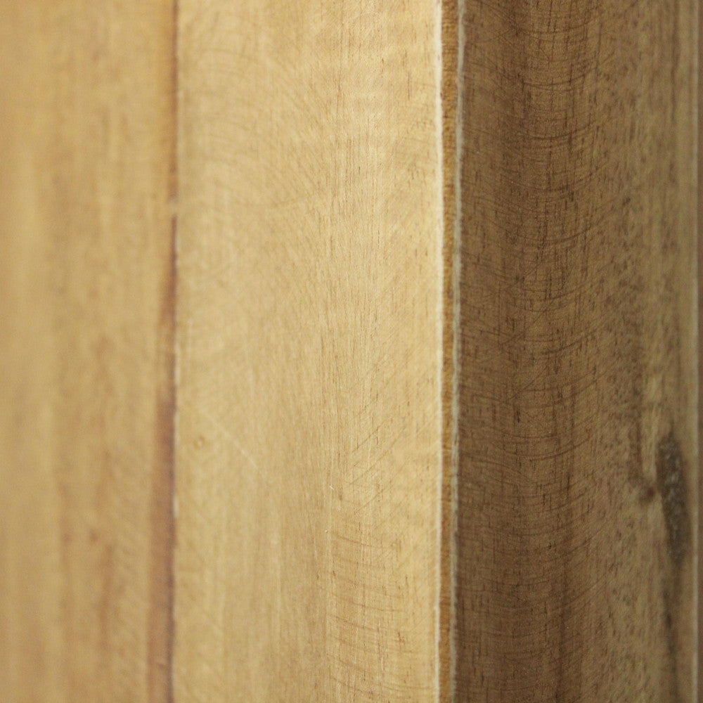 Dettaglio dello spigolo in legno della vetrina Douglas, evidenziando la finitura artigianale.