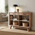 Credenza Mobile Dylan in pino riciclato marrone, ambientata in un salotto luminoso con lampada da tavolo nera e ceste in iuta.