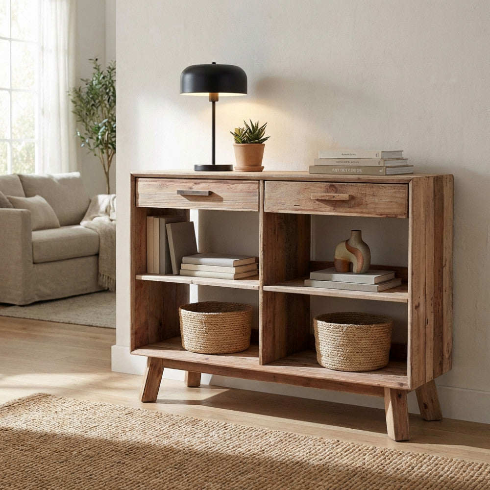 Credenza Mobile Dylan in pino riciclato marrone, ambientata in un salotto luminoso con lampada da tavolo nera e ceste in iuta.