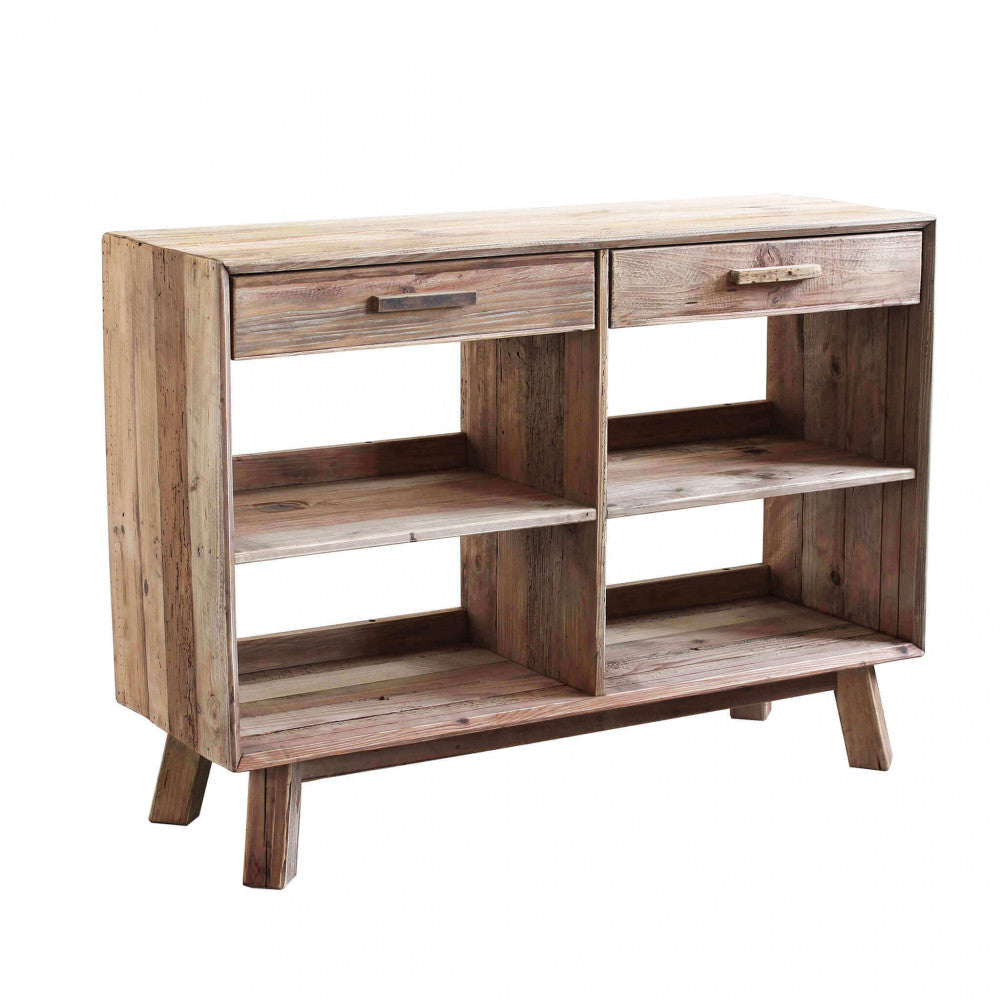 Vista frontale isolata della credenza Mobile Dylan, che evidenzia i due cassetti superiori e i quattro vani aperti in pino riciclato.