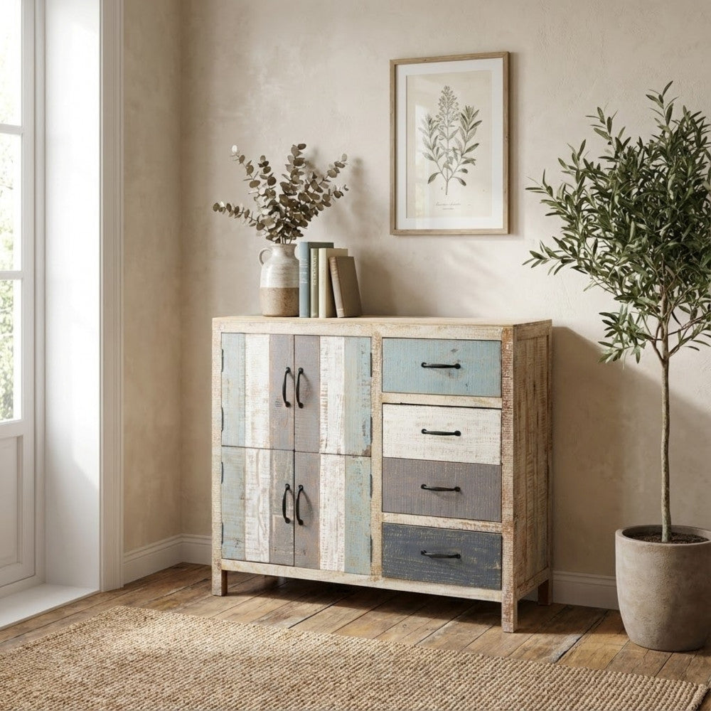 Credenza Edison ambientata in un angolo luminoso con pavimento in legno, tappeto in iuta e pianta di ulivo.