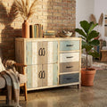 Credenza vintage Edison in legno multicolor ambientata in un soggiorno con parete in mattoni a vista e pianta decorativa.